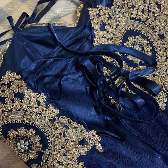 This dress is good for any formal occasion it is a size medium/ small worn once - Picture 4 of 5